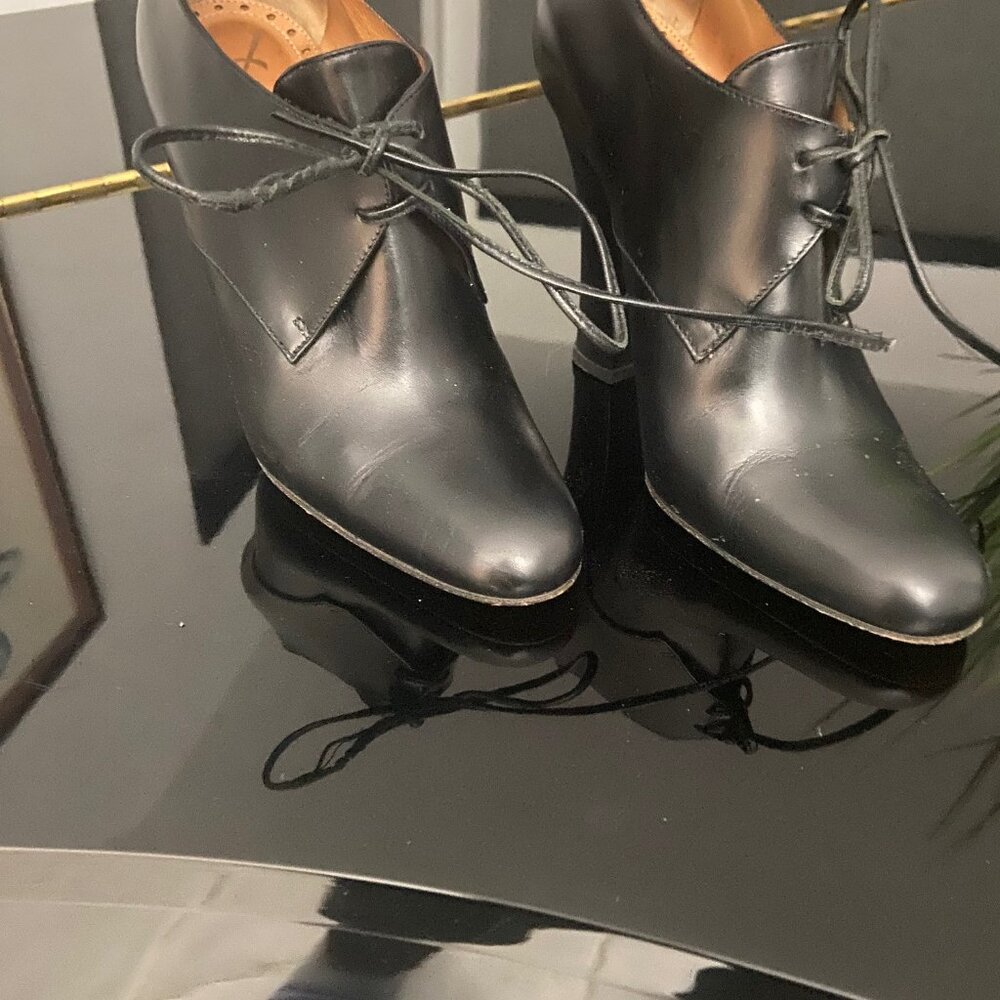 GORGEOUS AND GENTLY WORN YSL BLK LEATHER BOOTIES - SIZE 36/6